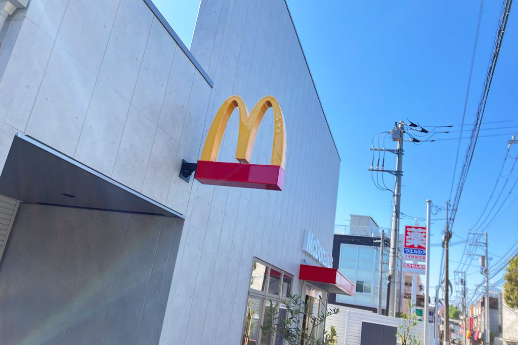 工事が進み、マクドナルドのサインもつきましたー