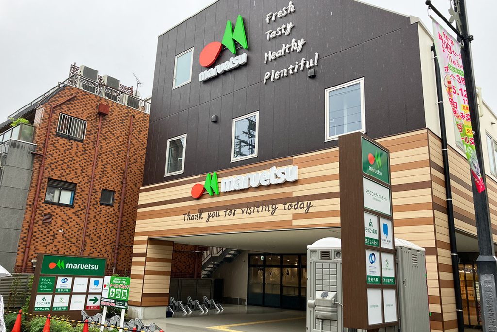足場が外され『マルエツ千歳船橋店』,入居するメディカルモールの看板が取り付けられました