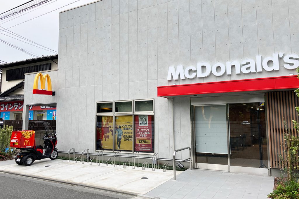 店内もほぼ完成! そして、店頭にはデリバリーのバイクが