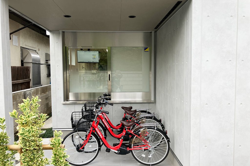 こちらもデリバリー用の自転車ですね、そして気になってきたこのスペースはデリバリー専用の窓口ですかね